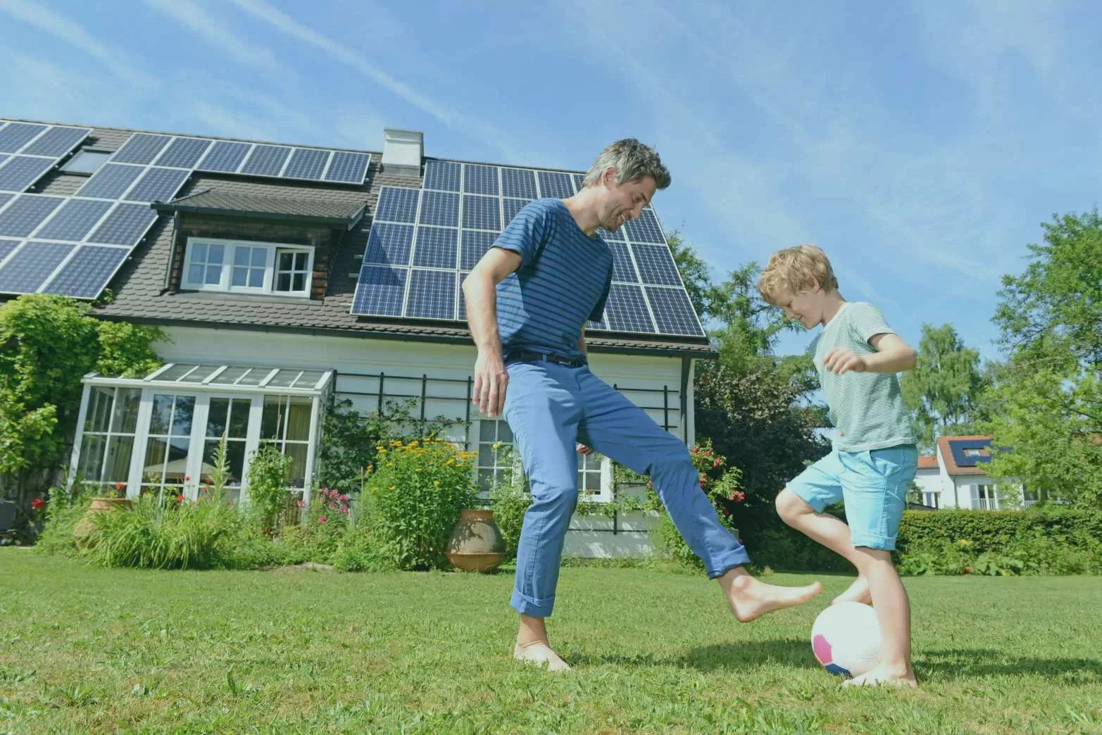 maison autonome avec panneaux solaires alimentez votre habitation grace a l energie solaire.webp